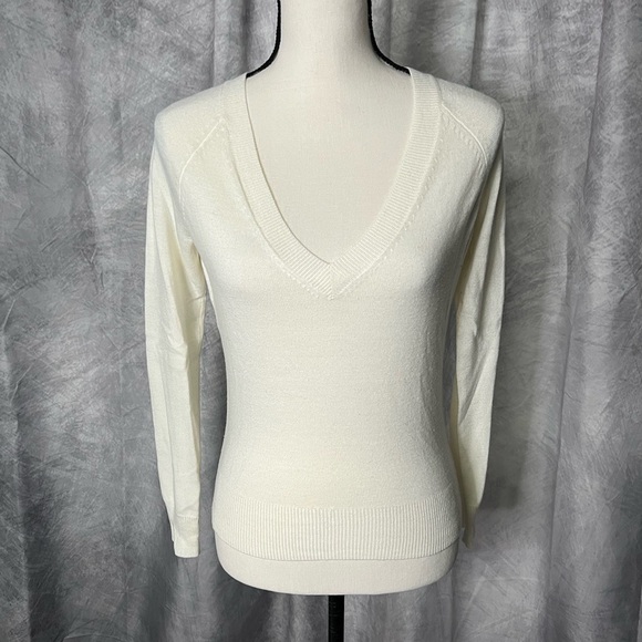 Wet Seal Lightweight Cream V-Neck Women's Sweater - size Medium - Picture 2 of 9